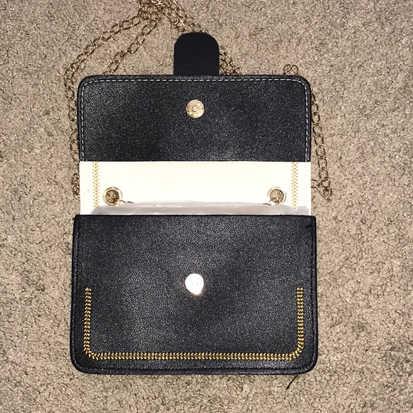✨SOLD🎉Black & White Embroidered Detail Chain Bag - Picture 3 of 4